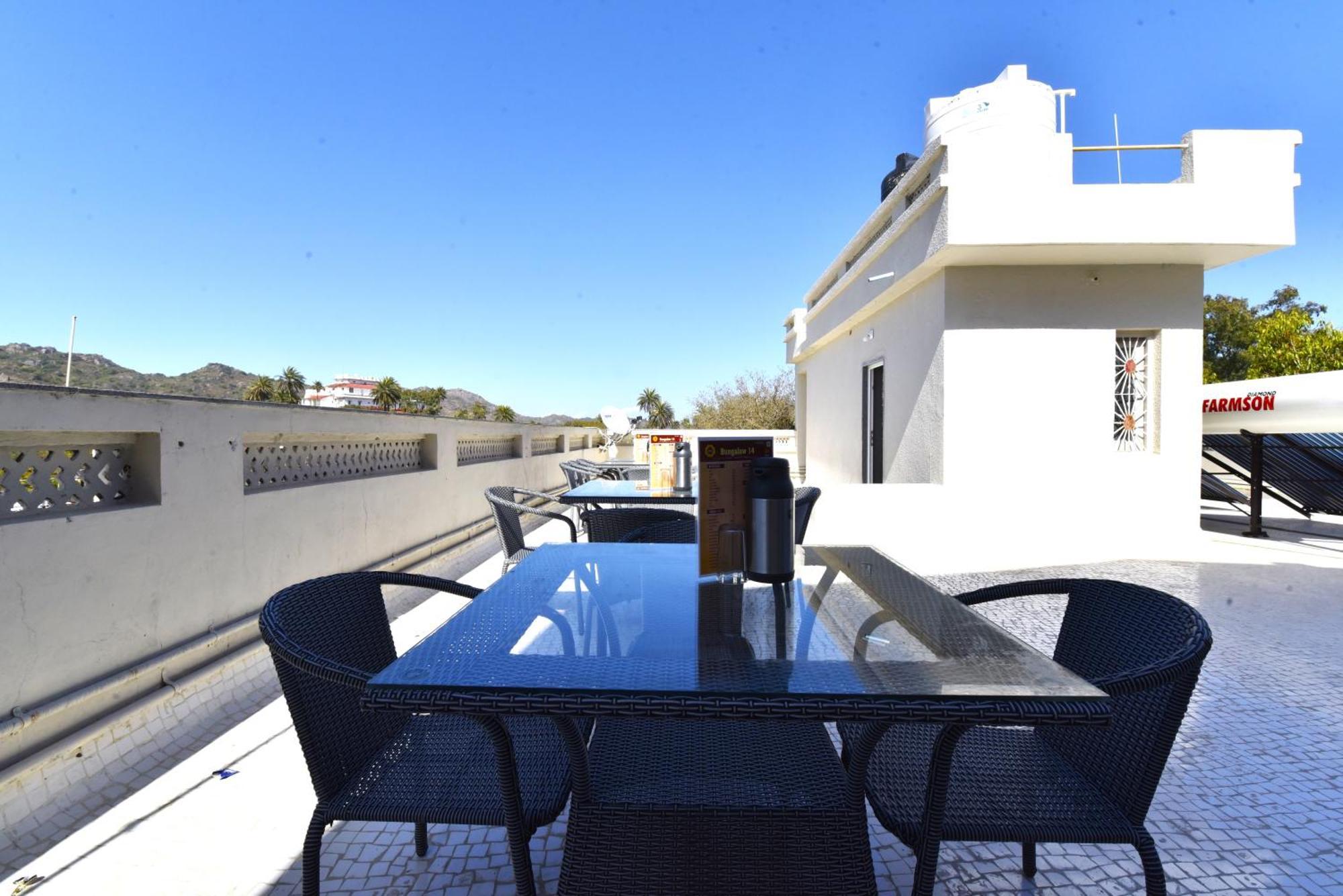 Bunglow 14, Rooms With Balcony Ābu Exteriör bild